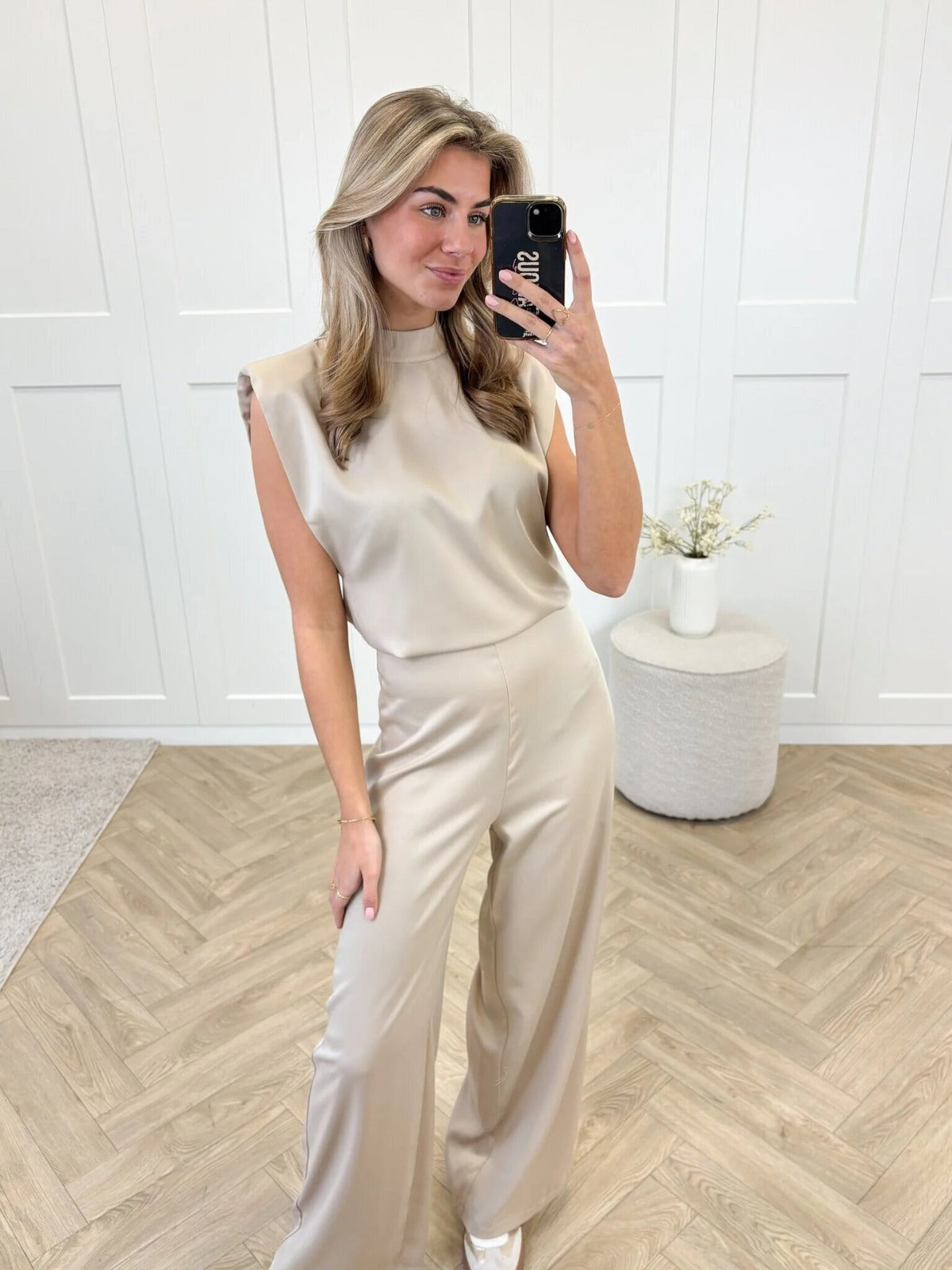 R&B | Ärmelloser Satin-Overall mit weitem Bein