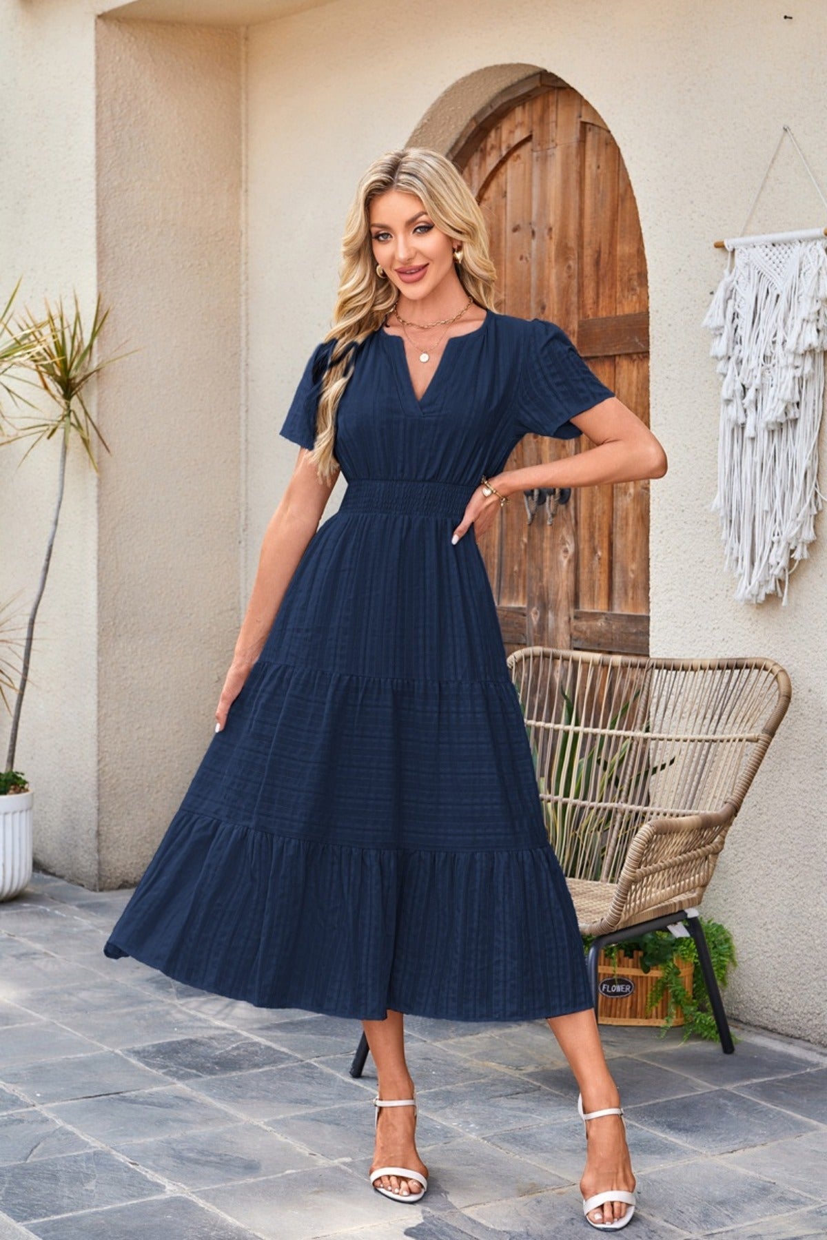 R&B | Kleid mit V-Ausschnitt und plissierten Blasenärmeln