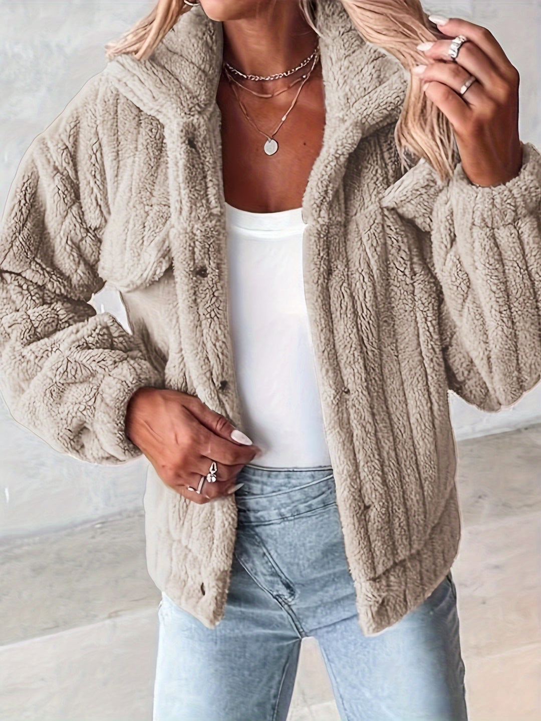 R&B | Kurze Jacke Aus Kunstpelz mit Brusttaschen Polyester Warm und Stilvoll
