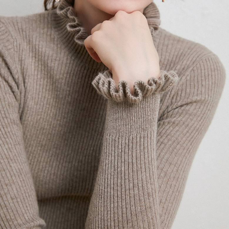 R&B | Rollkragenpullover mit femininen Rüschendetails
