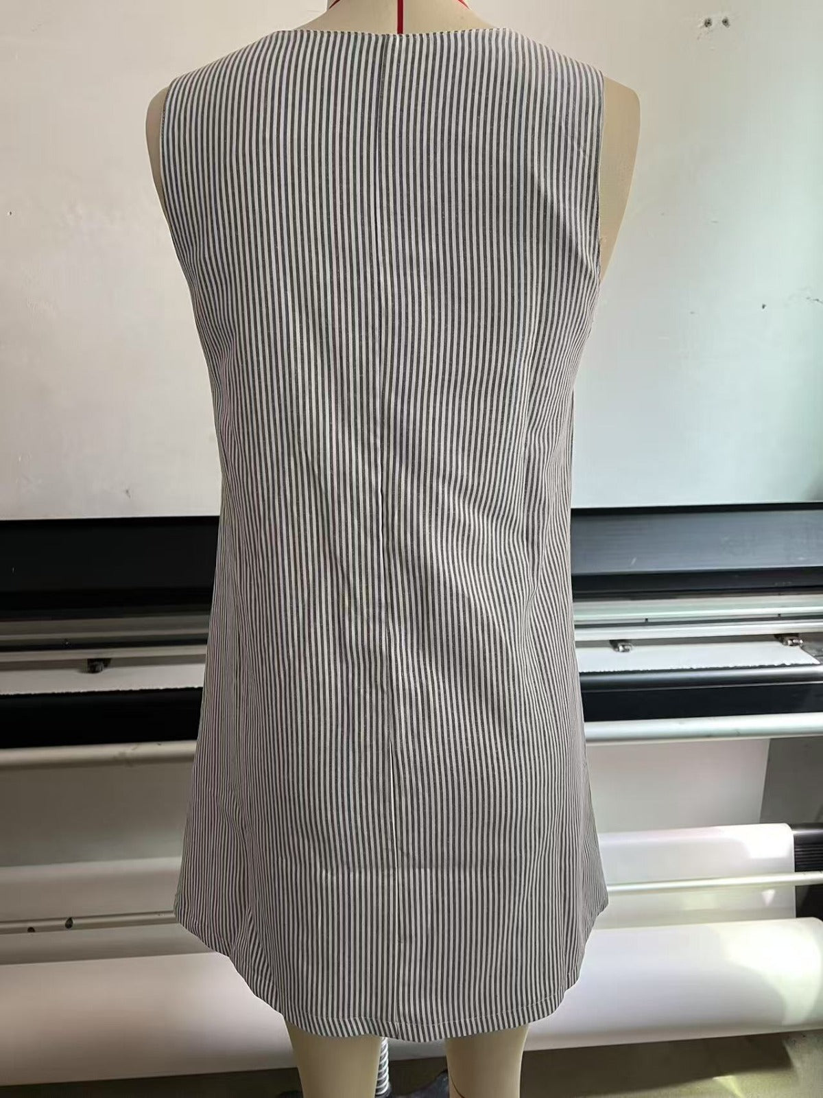 R&B | Gestreiftes Kleid mit Knopfleiste