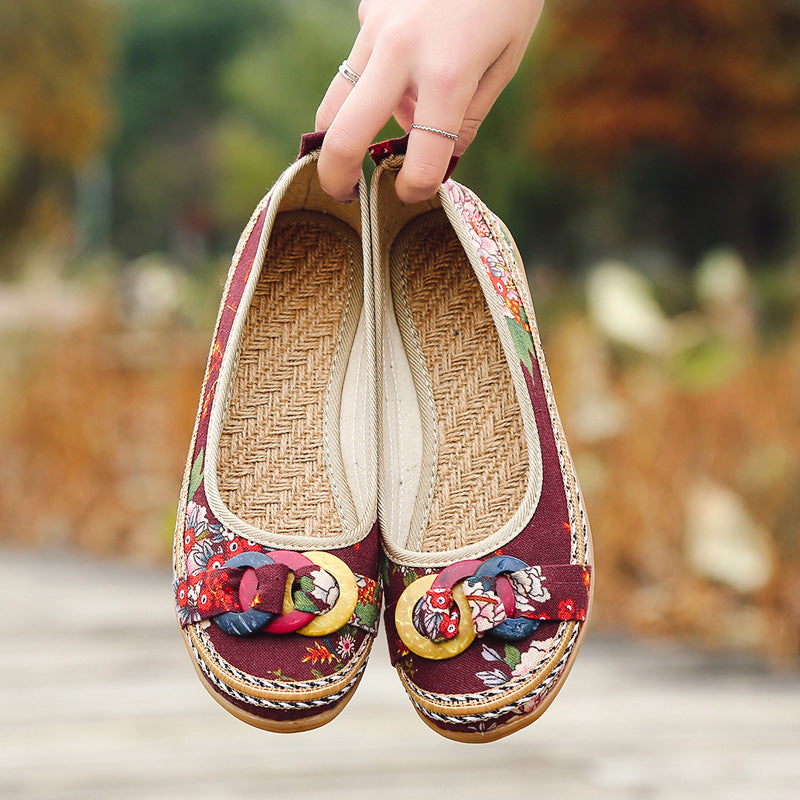 Damen nan floraler Textil-Slipper mit niedrigem Keilabsatz, dekorativer Ringapplikation und gepolstertem Komfortfußbett R&B