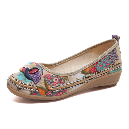 Damen nan floraler Textil-Slipper mit niedrigem Keilabsatz, dekorativer Ringapplikation und gepolstertem Komfortfußbett R&B