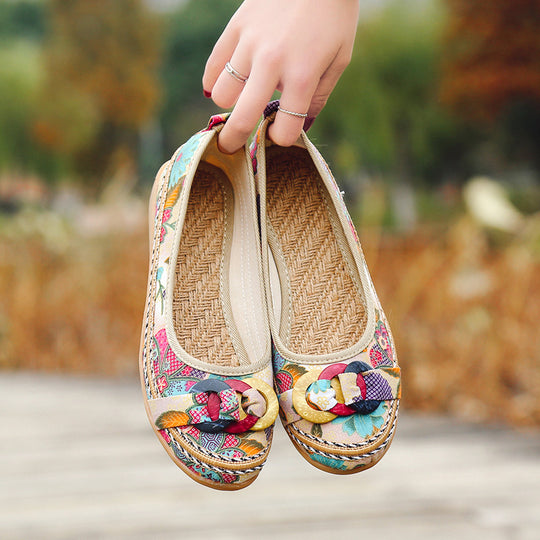 Damen nan floraler Textil-Slipper mit niedrigem Keilabsatz, dekorativer Ringapplikation und gepolstertem Komfortfußbett R&B