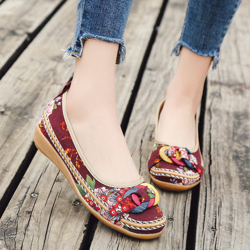 Damen nan floraler Textil-Slipper mit niedrigem Keilabsatz, dekorativer Ringapplikation und gepolstertem Komfortfußbett R&B
