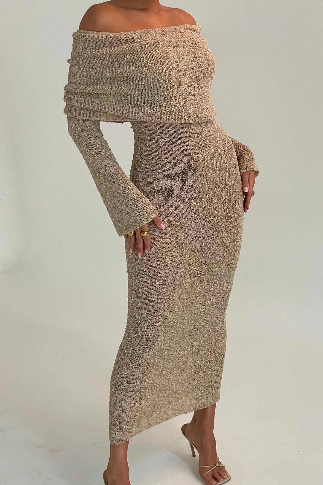 Schulterfreies gestricktes Maxikleid