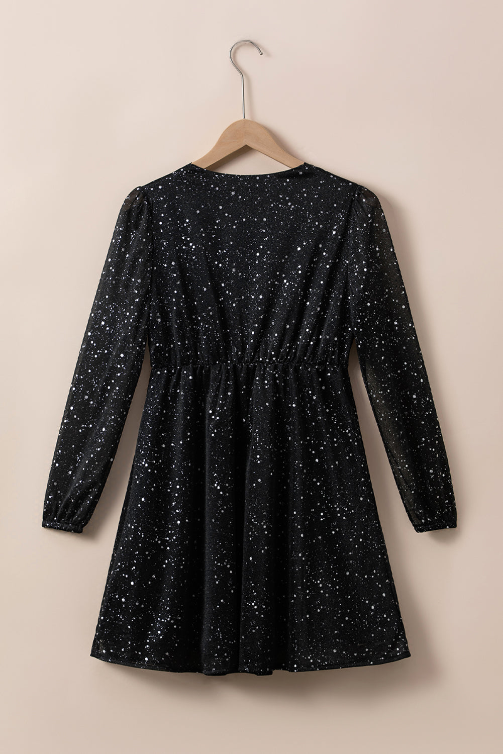 Elegante schwarze Glitzerkleid mit Netzbespannung