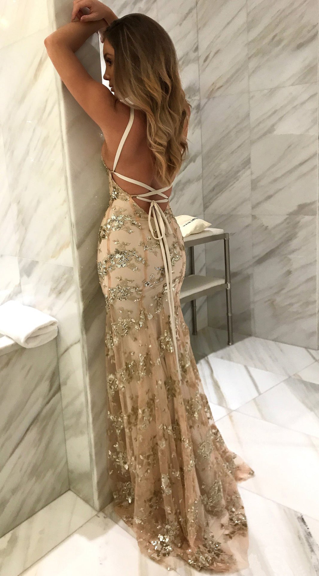 Glamouröses Damen Abendkleid mit Filigraner Paillettenverzierung und Elegantem Rückenschnitt für Abendveranstaltungen | R&B