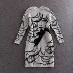 Damen Strickkleid mit kunstvollem Grafikdesign und elegantem V-Ausschnitt