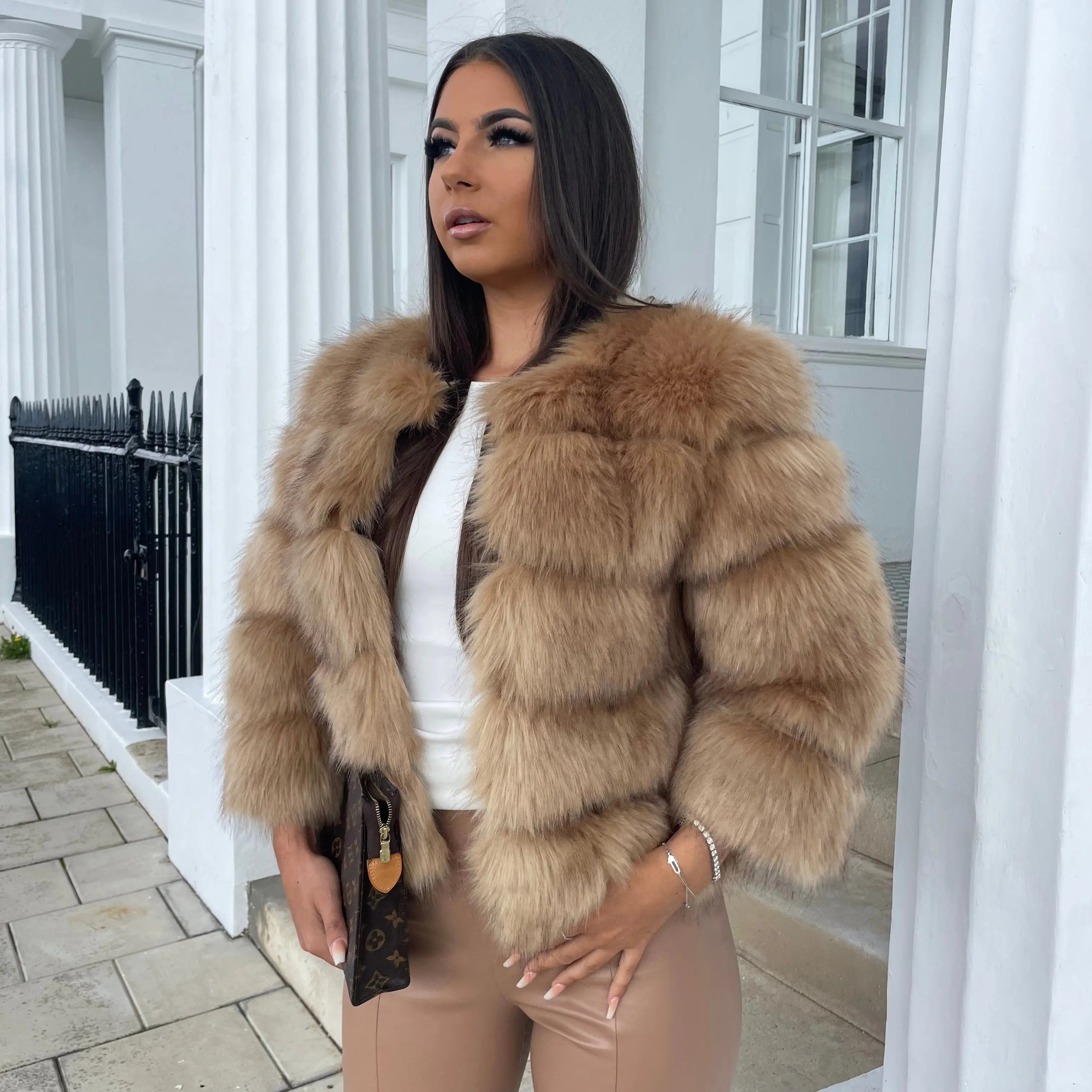 R&B | Hochwertige Kunstfell Jacke Edles Design für Eleganz und Komfort