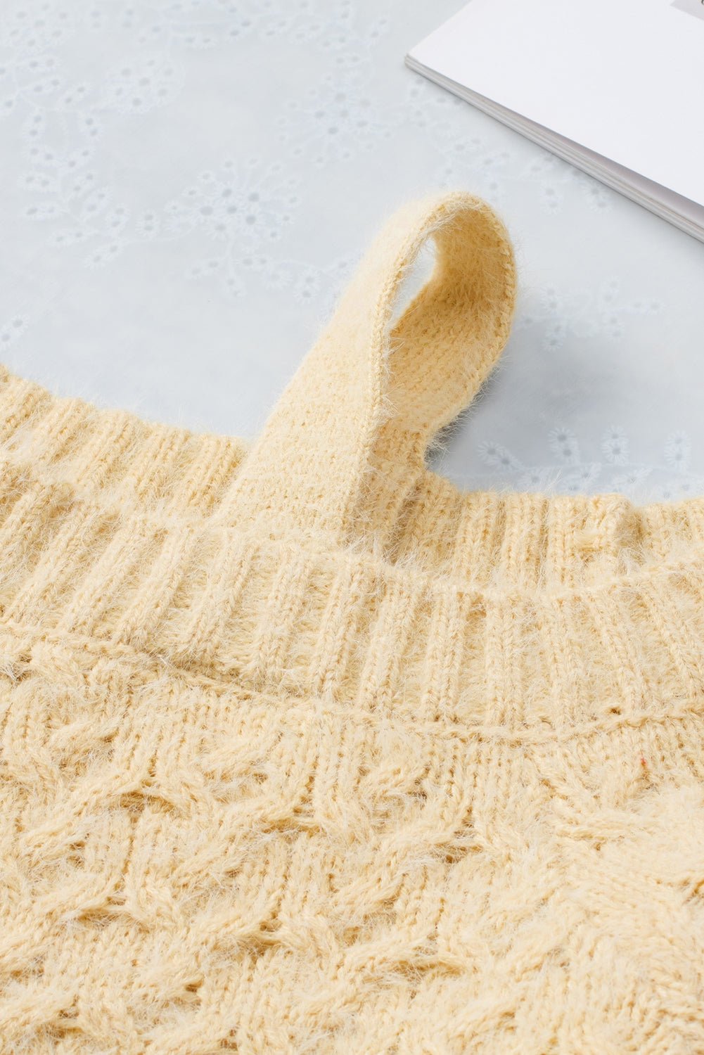 R&B | Aprikosenfarbener asymmetrischer Ausschnitt Pullover mit kalten Schultern und Wimpern