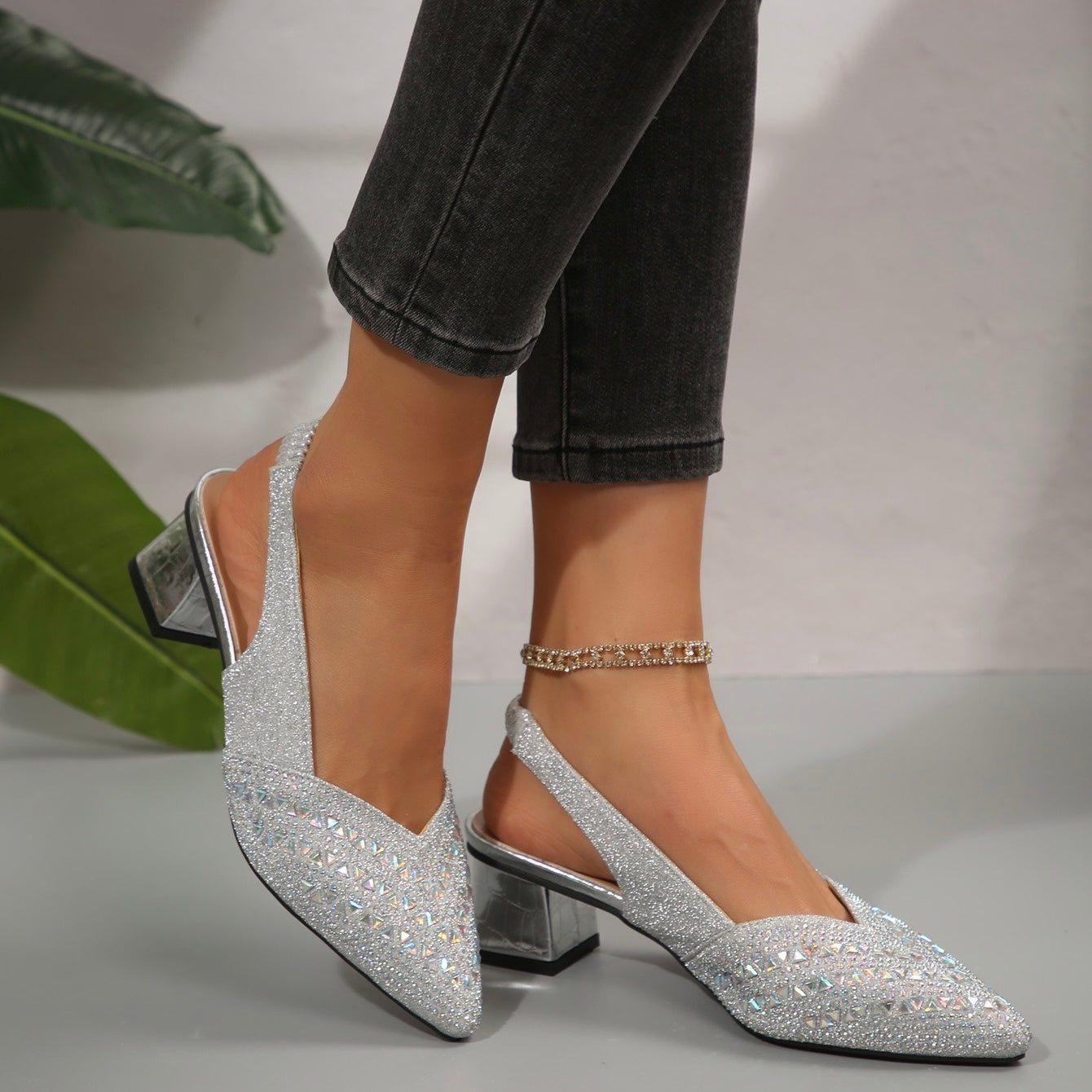 Glanzvolle Absatzsandalen mit funkelnden Kristalldetails R&B R&B