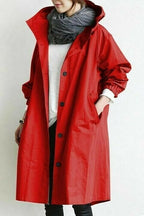 Die Windjacke mit Knöpfen und Kapuze