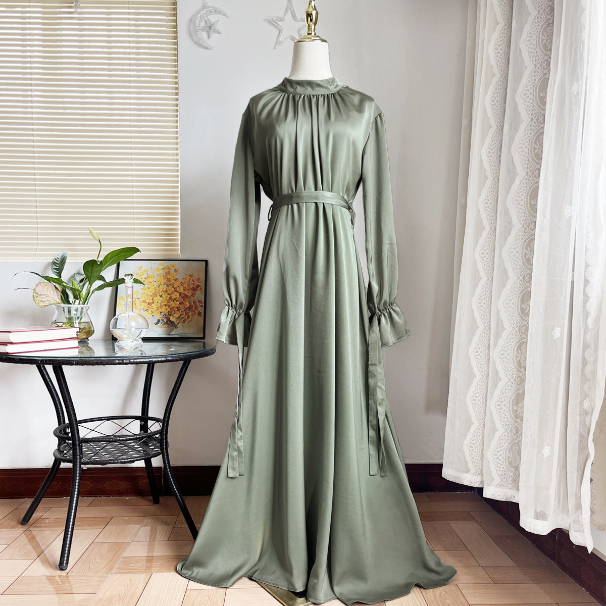 R&B | Elegant Satin GR&Bundenes Kleid