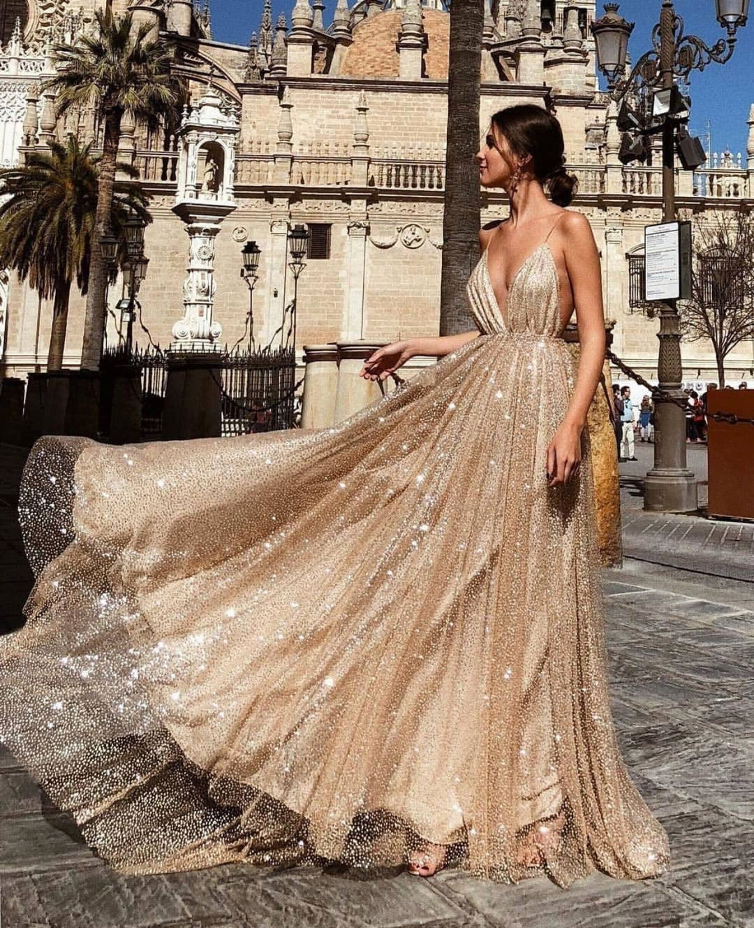 Damen Glamouröses Abendkleid mit tiefem V-Ausschnitt und strahlenden Pailletten R&B