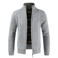 Herren Strickjacke mit Stehkragen und modernem Zopfmuster