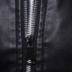 Herren Kunstleder Kapuzenjacke mit sportlichem Schnitt und einzigartigen Details