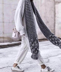 Damen modischer Strickschal mit strukturiertem Zopfmuster und oversize Schnitt R&B
