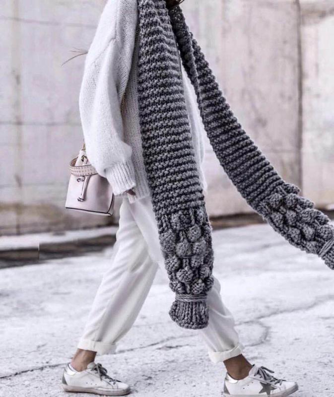 Damen Kuscheliger, handgefertigter Strickschal mit modischem Zopfmuster und extra weitem Design R&B