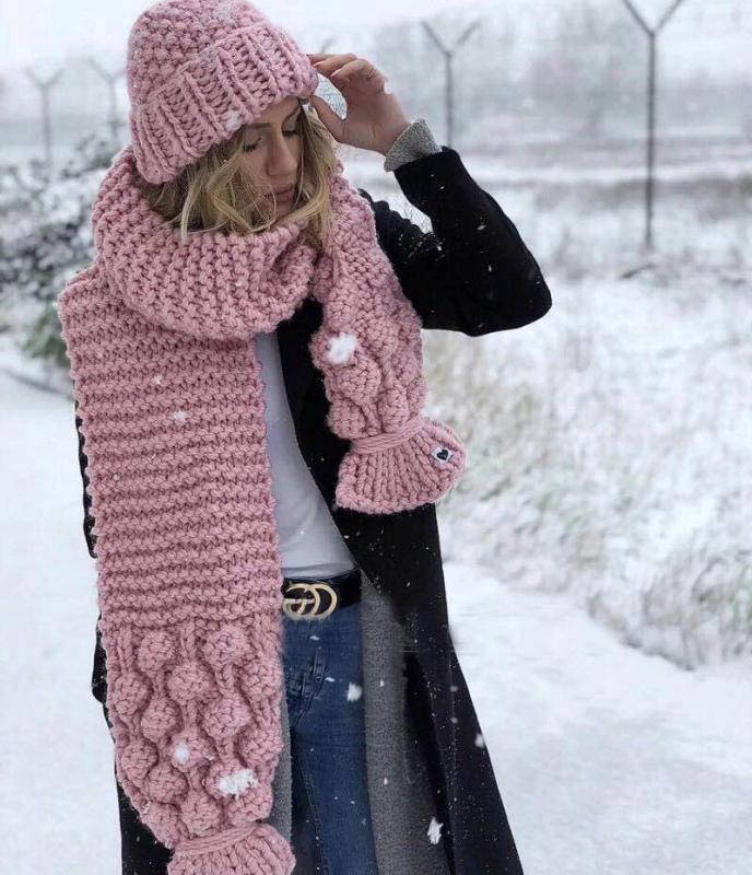 Damen modischer Strickschal mit strukturiertem Zopfmuster und oversize Schnitt R&B