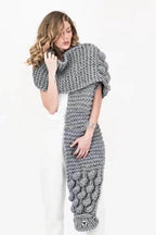 Damen Kuscheliger, handgefertigter Strickschal mit modischem Zopfmuster und extra weitem Design R&B