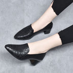 klassische Damenschuhe aus weichem Leder mit Stickerei. R&B R&B