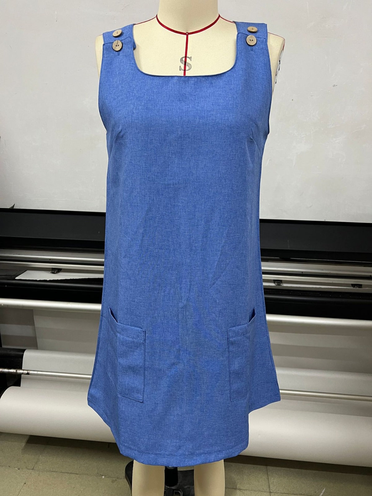 R&B | Ärmelloses Kleid mit Rundhalsausschnitt und Weste mit Knöpfen