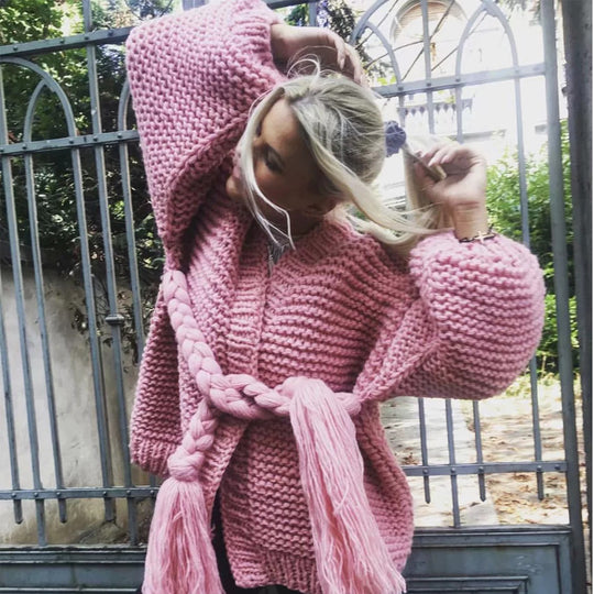 Damen Grobstrickjacke mit geflochtenem Gürtel und voluminösen Ärmeln R&B