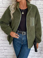 Jacke mit Reißverschluss und Schultern aus Teddy