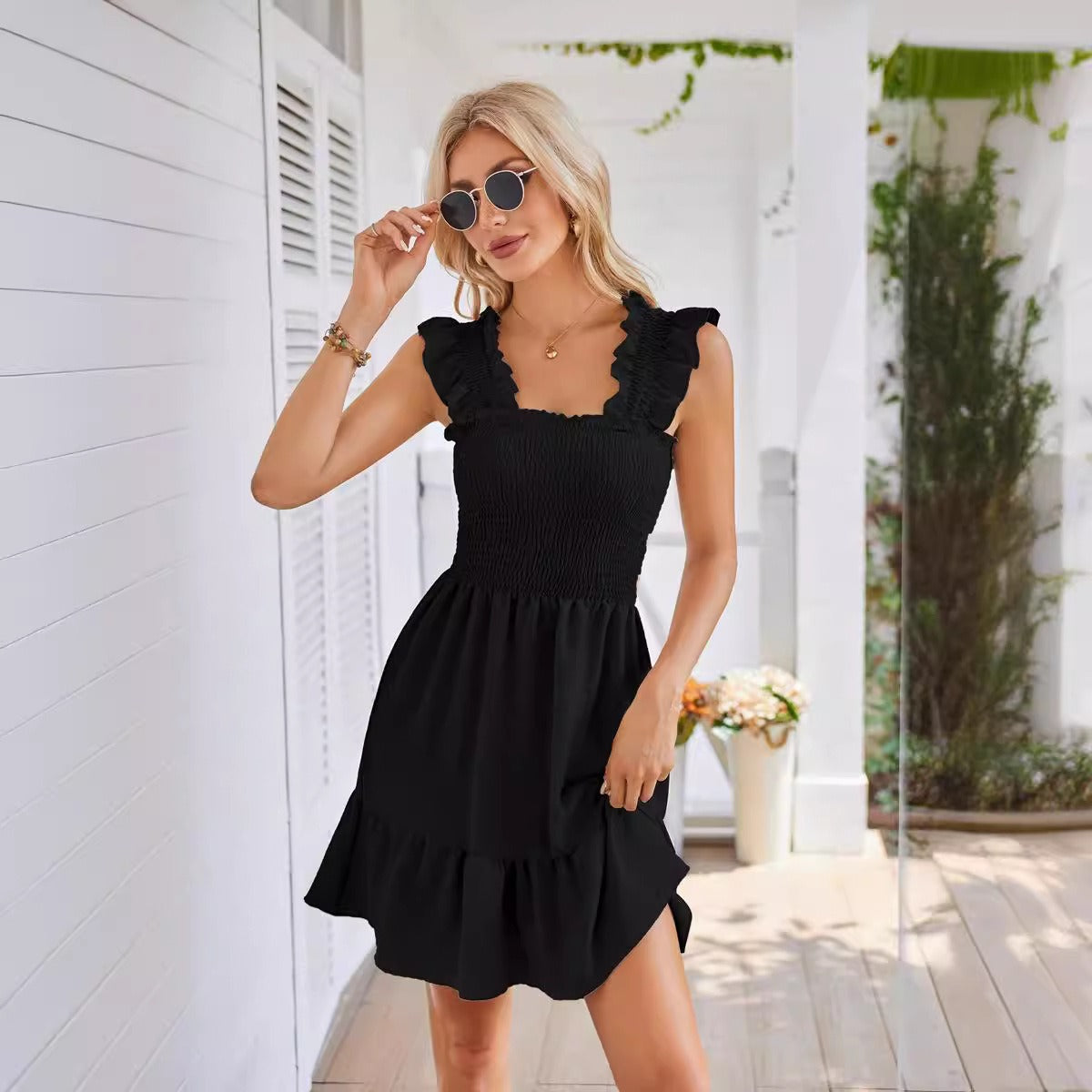 R&B | Ärmelloses kurzes Kleid mit eckigem Ausschnitt und plissiertem Rücken