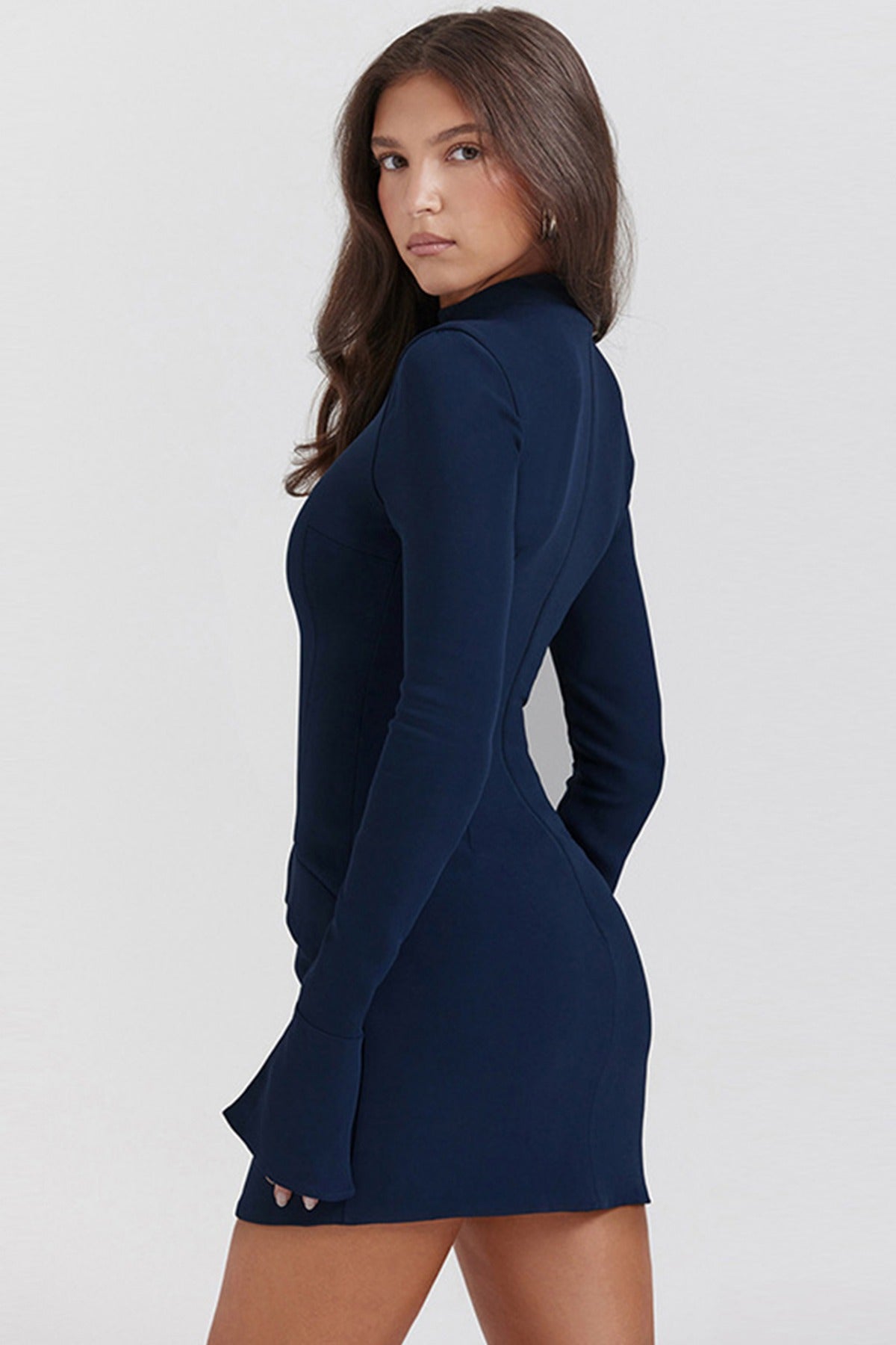 R&B | Schmal geschnittenes, langärmeliges, hüftumspielendes Kleid