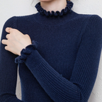 R&B | Rollkragen-Strickpullover mit zarten Rüschendetails