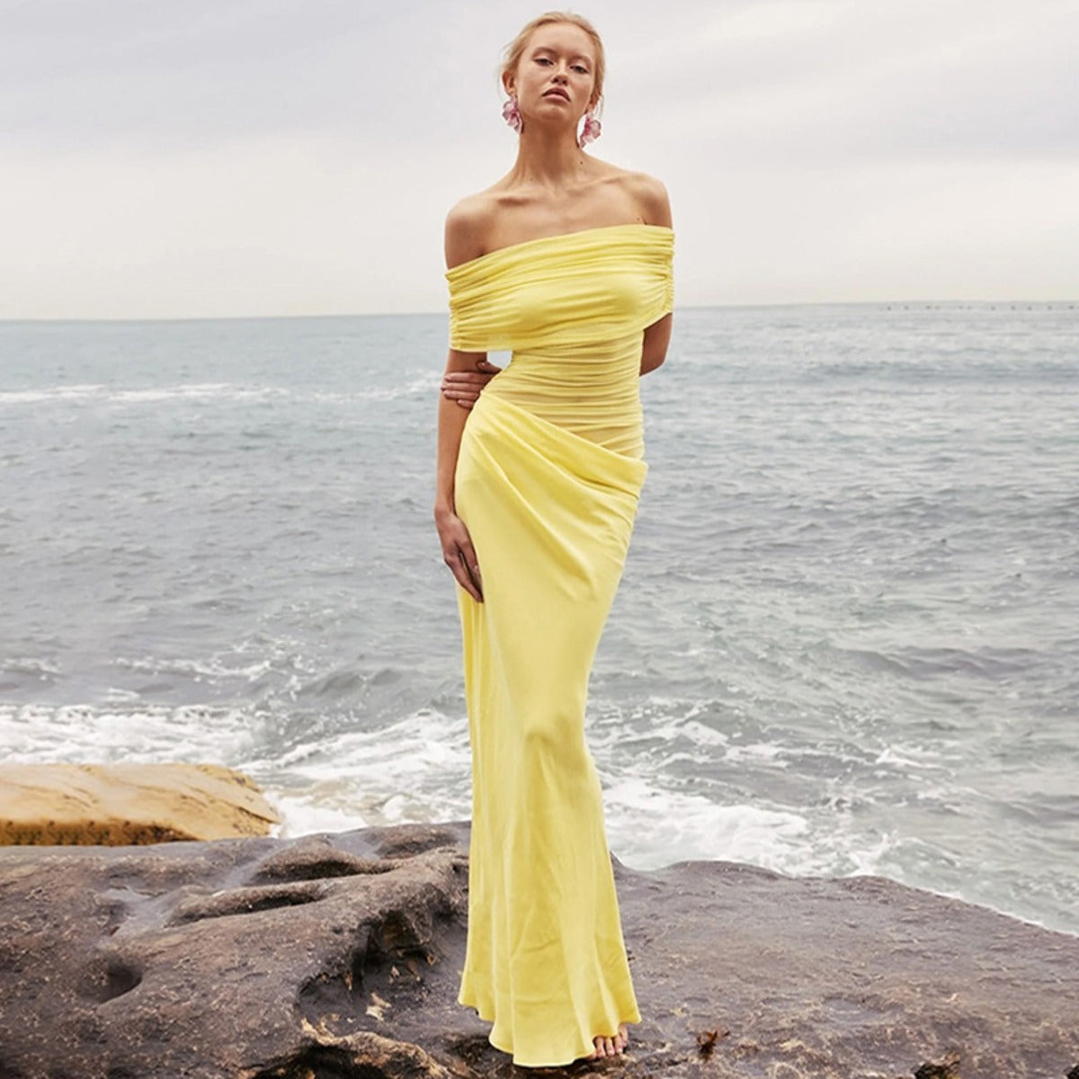 R&B | Ein-Wort-Kragen-Plissee-Kleid aus Mesh mit diagonaler Spanne