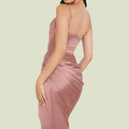 Kleid aus Satin mit Volants und schmalen Trägern
