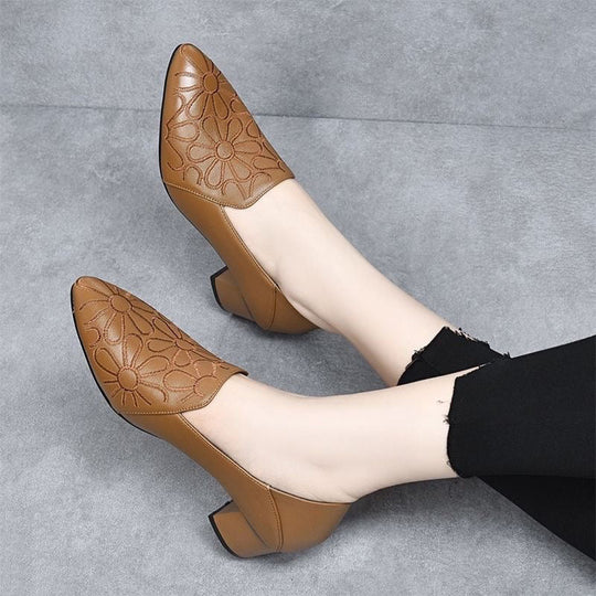 klassische Damenschuhe aus weichem Leder mit Stickerei. R&B R&B