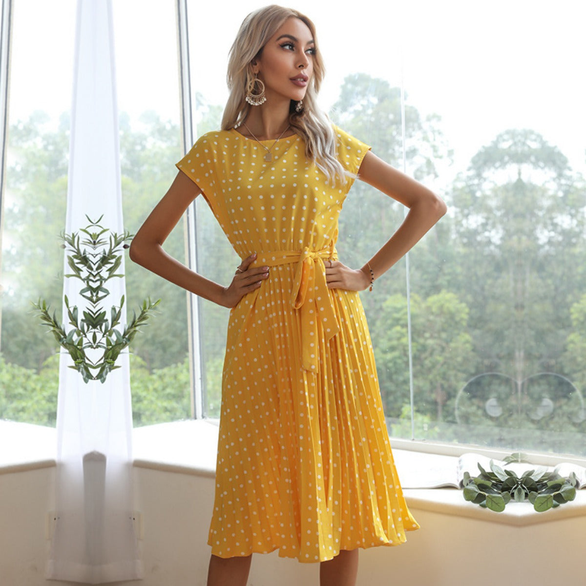 R&B | Kurzärmeliges Polka Dot Plissee-Kleid