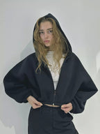 R&B | leichter kurzer Sport-Sweatshirt mit Kapuze