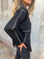 R&B | Kurze Jacke mit Kontrastnähten Rundhals Strukturiert und Elegant