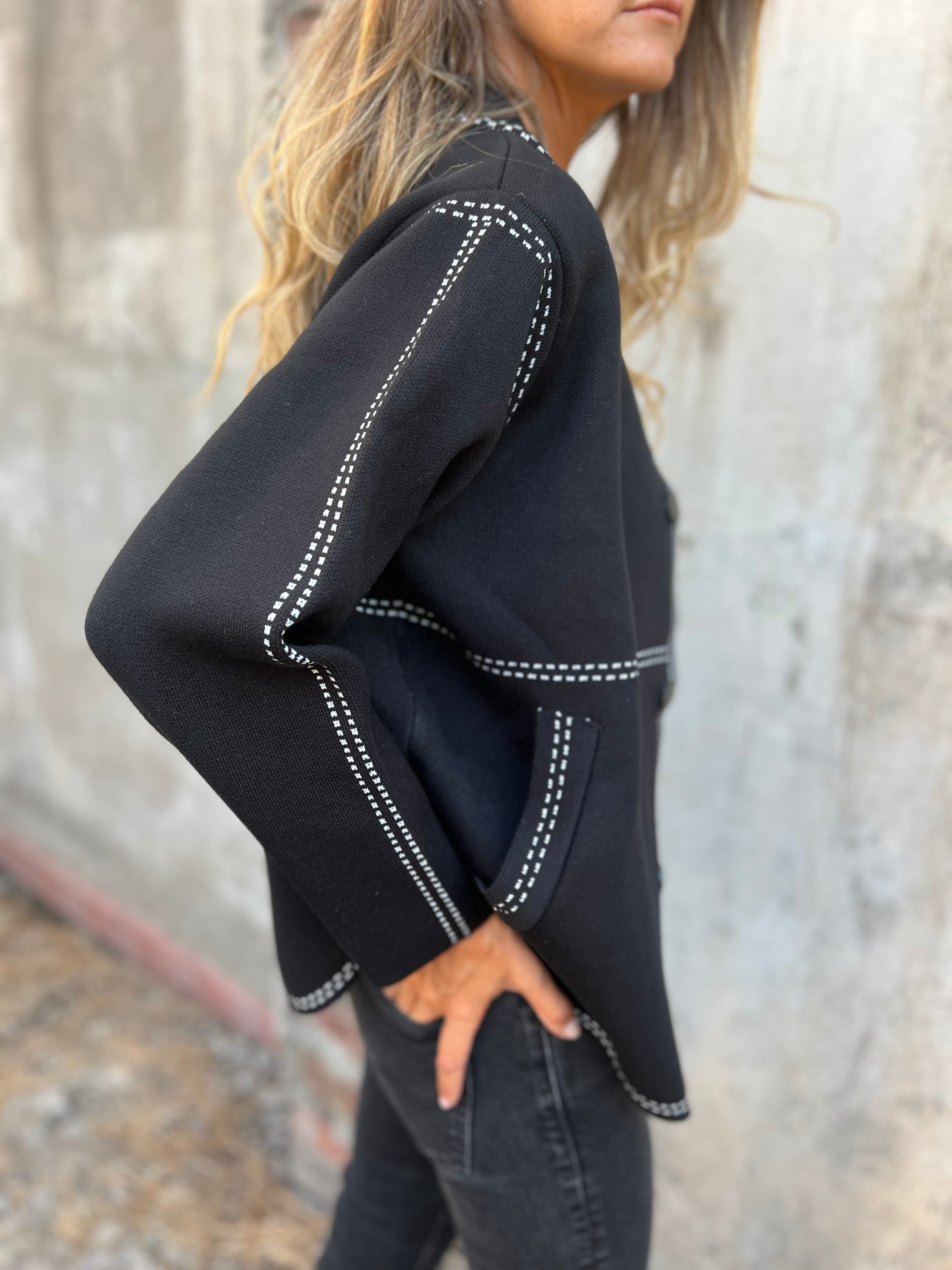 R&B | Kurze Jacke mit Kontrastnähten Rundhals Strukturiert und Elegant