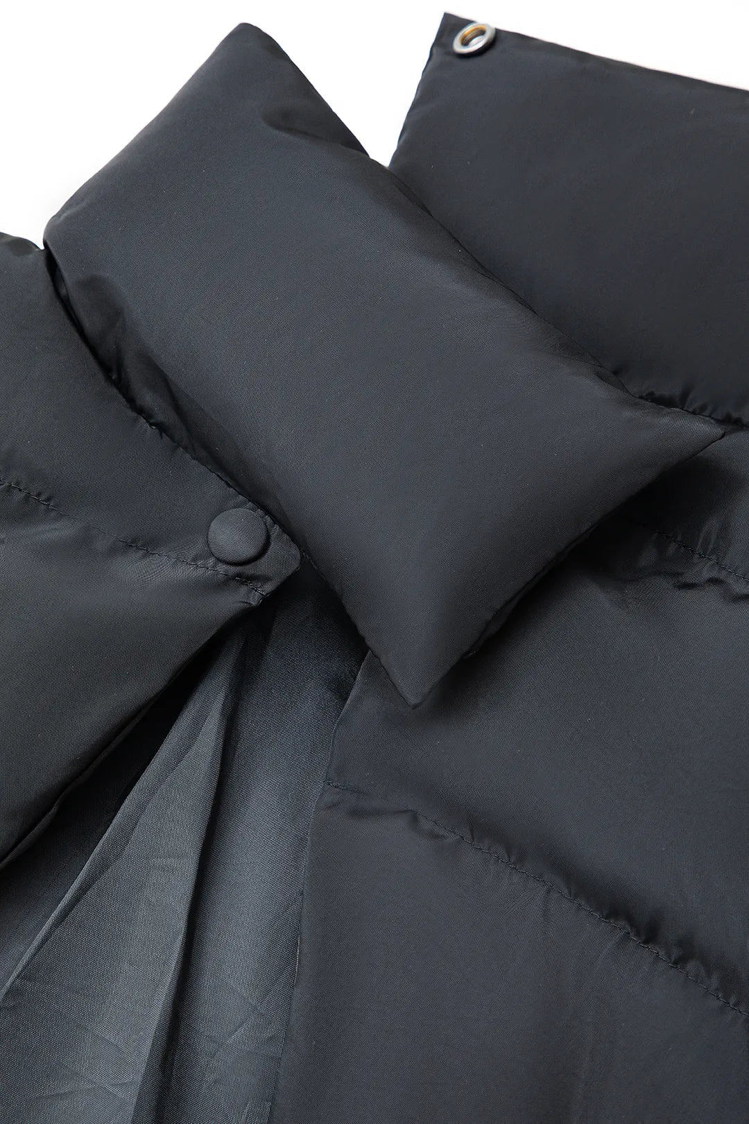 R&B | Schwarze Stehkragen Cut Out Pufferjacke