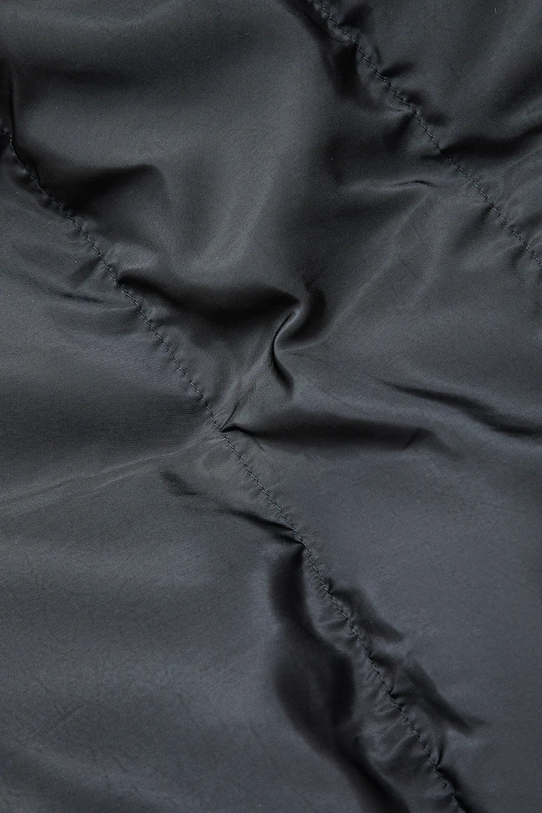 R&B | Schwarze Stehkragen Cut Out Pufferjacke