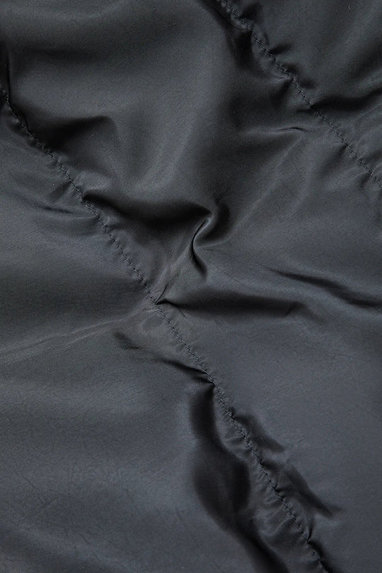 R&B | Schwarze Stehkragen Cut Out Pufferjacke