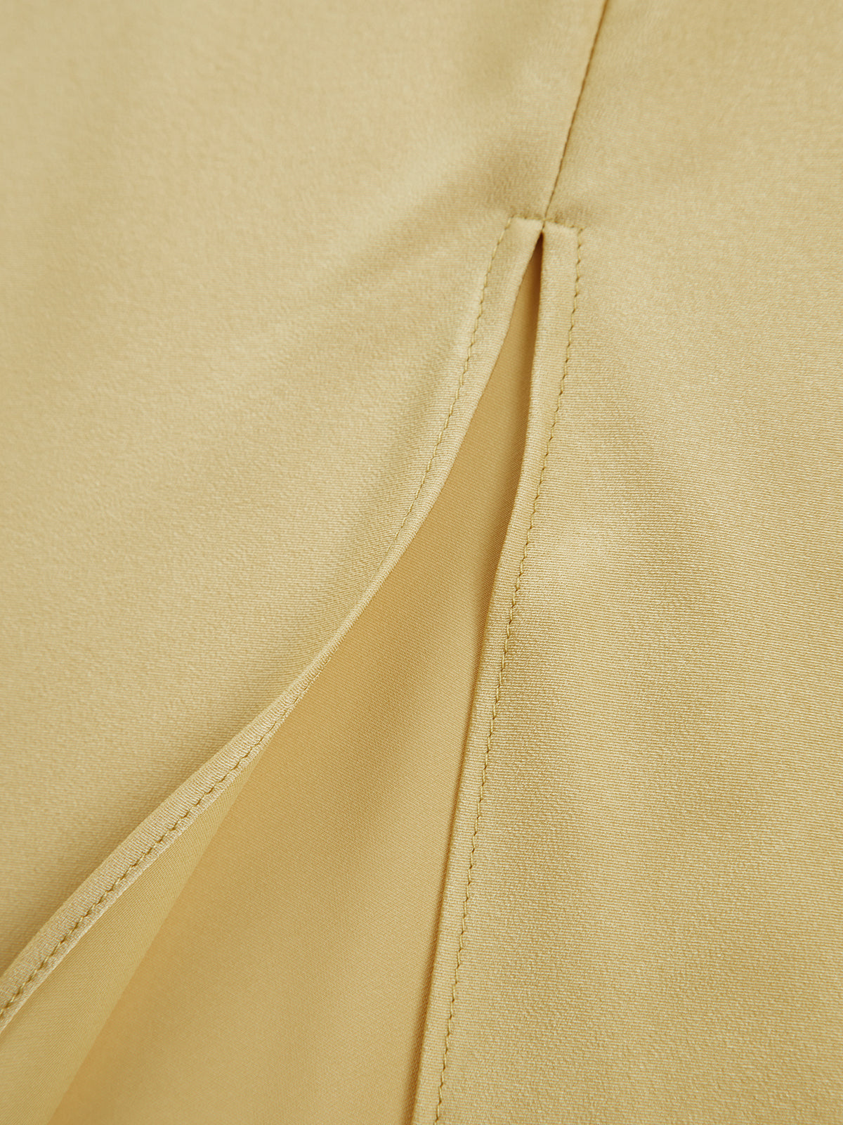 Lange satin Kleid mit Schlitzen am Rücken
