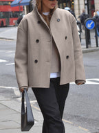 R&B | Damenjacke – Kurze Wolljacke in Beige mit Stehkragen & Knopfverschluss