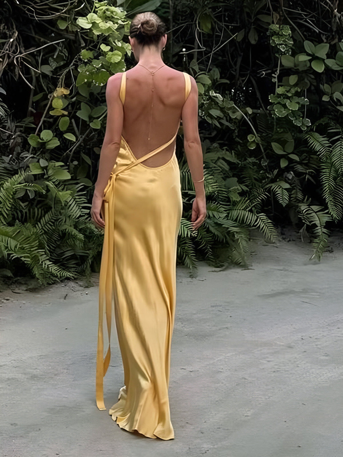 R&B | Asymmetrisches Satin Kleid mit Einem Schulterdesign