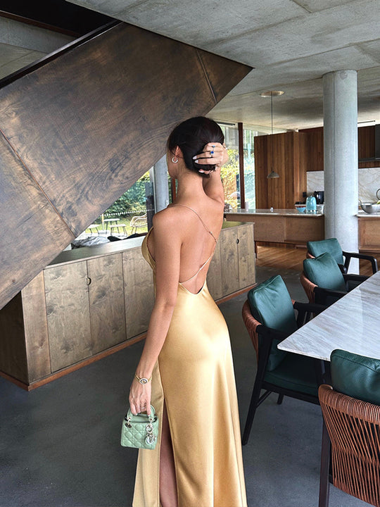 R&B | Satinrückenfreies Maxikleid mit Schlitz