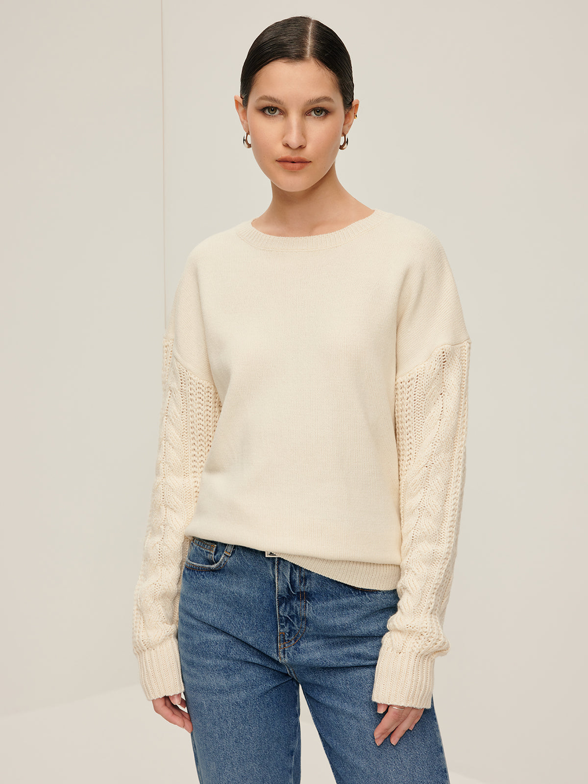 R&B | Strickpullover mit Kabelstrickärmeln Lockere Passform und Moderne Details Bequem und Zeitlos