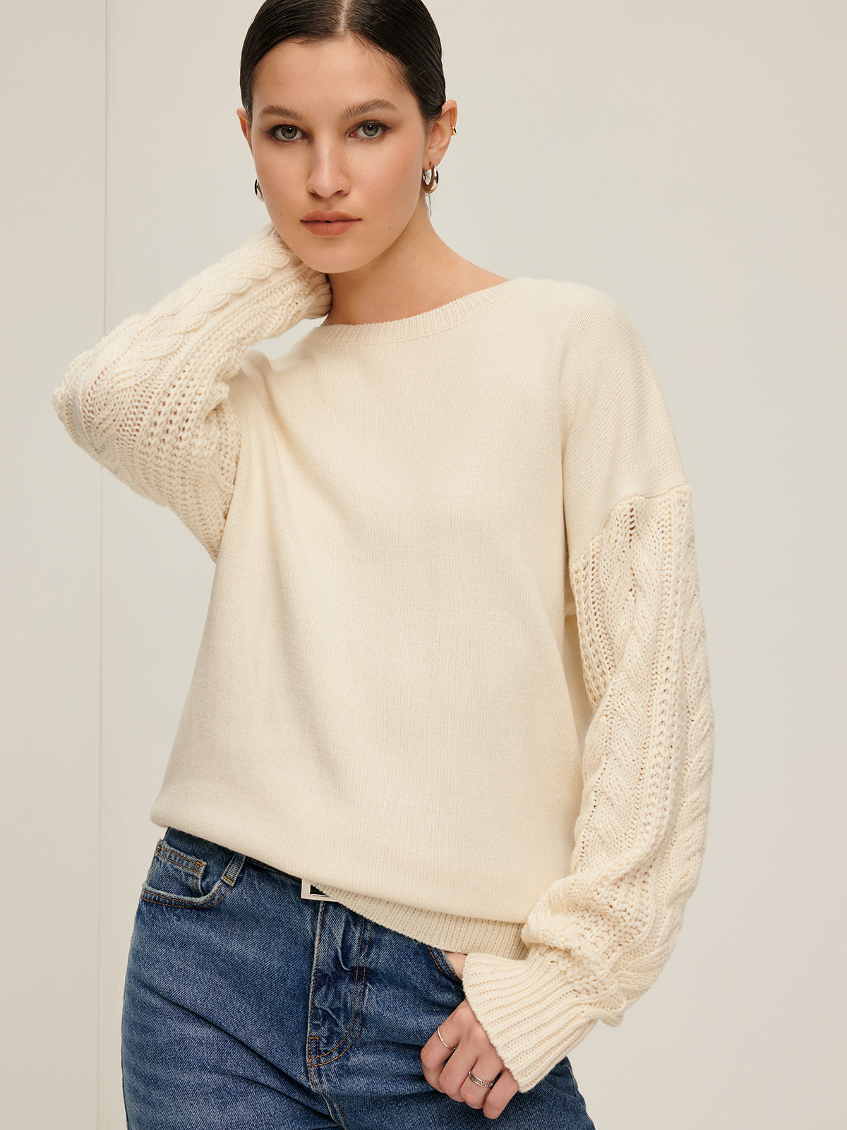 R&B | Strickpullover mit Kabelstrickärmeln Lockere Passform und Moderne Details Bequem und Zeitlos