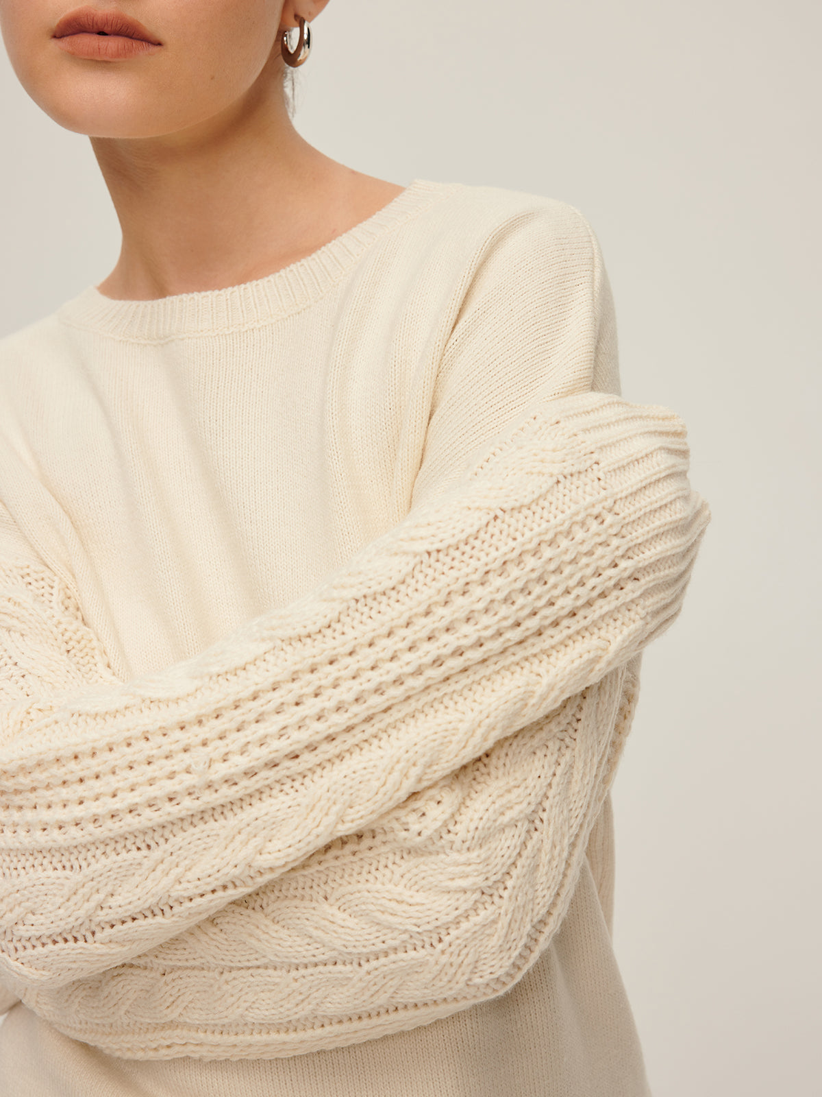 R&B | Strickpullover mit Kabelstrickärmeln Lockere Passform und Moderne Details Bequem und Zeitlos