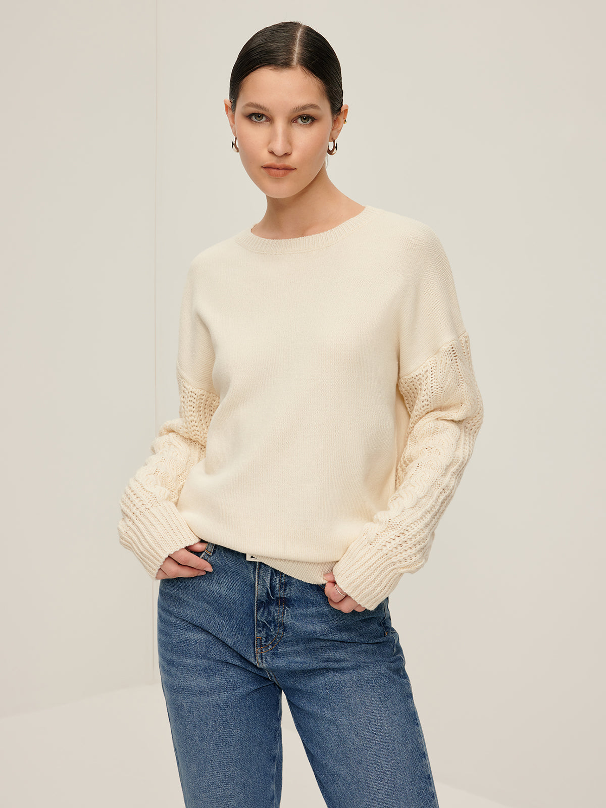 R&B | Strickpullover mit Kabelstrickärmeln Lockere Passform und Moderne Details Bequem und Zeitlos